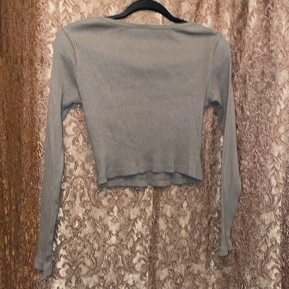 Uniqlo Gray Fitted Crop Long Sleeve Tee.  Size Small. - Picture 2 of 4